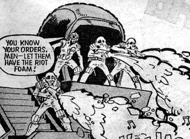 Pánel de Judge Dredd - Brain Blooms (escrita por John Wagner, dibujos de Mike McMahon, letra de Jack Potter). 2000AD Prog 18, 25 de junio de 1977.